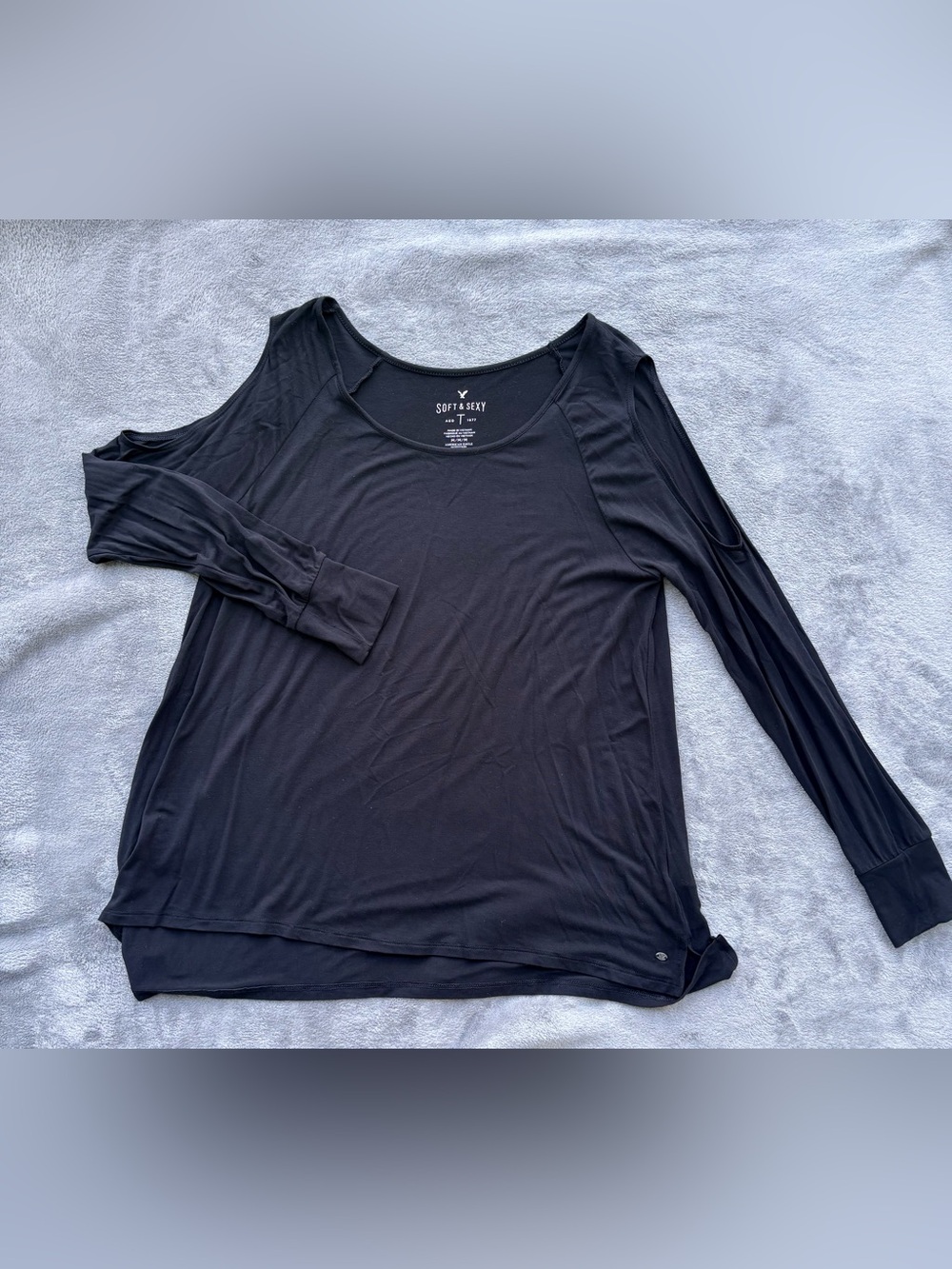 American Eagle Black Long-Sleeve Cold-Shoulder Women's Top